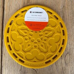 Le Creuset 8 in Round Silicone French Trivet Hot Pad Gripper Nectar Yellow NEW